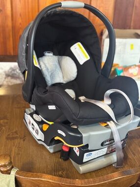 Chicco KeyFit 30 Black Infant Car Seat with Base